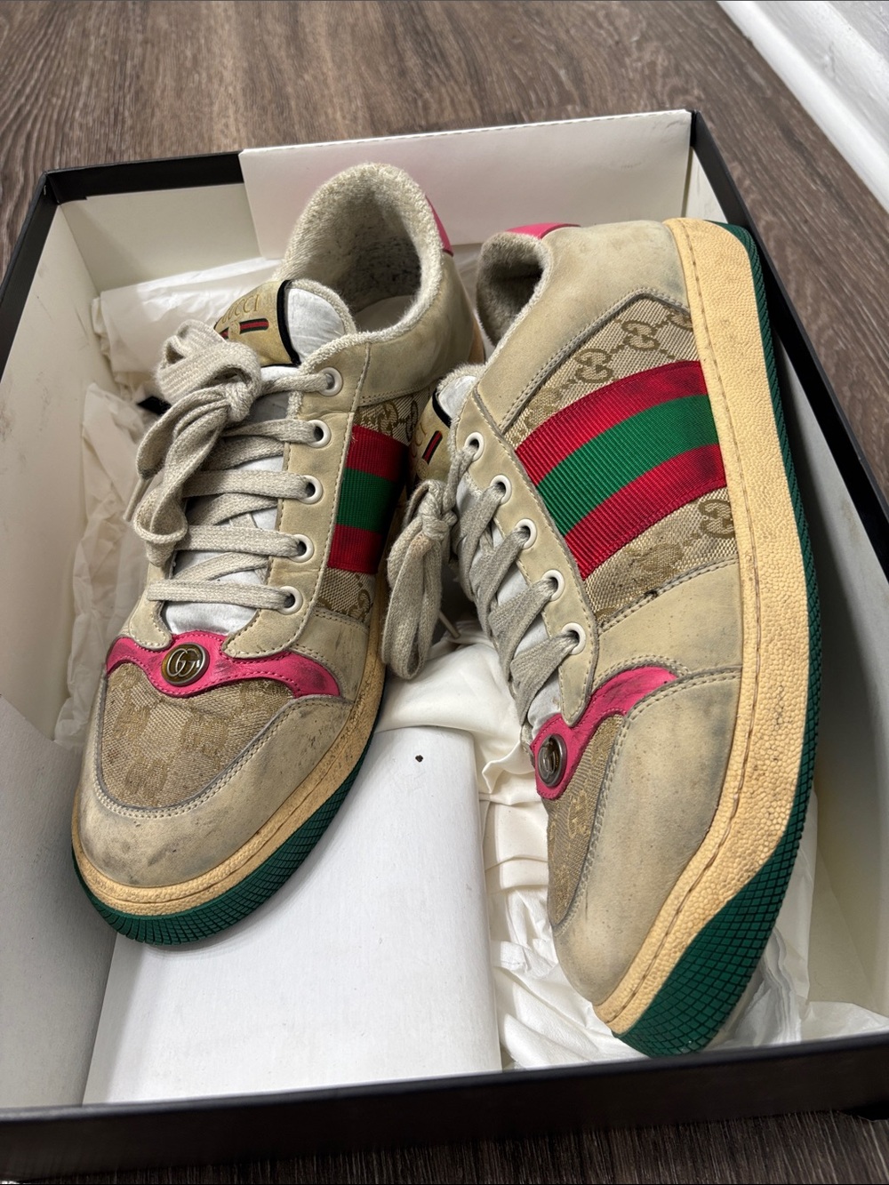 Gucci GG Supreme Low-Top Sneakers in Beige with Green & Red Web